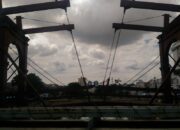 Jembatan Kota Intan, Si Tua yang Penuh dengan Pesona